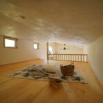 漆喰に包まれたロフト 無垢の床にゴロゴロが心地よい、隠れ家のような場所