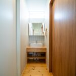 プライベートな洗面スペース 柔らかな色合いのタイルと木の温もりの癒し