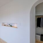 主寝室ベット傍には照明付きのニッチ、大容量のウォークインクローゼットも