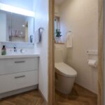 プライベート空間は漆喰の塗り方をアレンジ、あかりの陰影を愉しむ遊び心