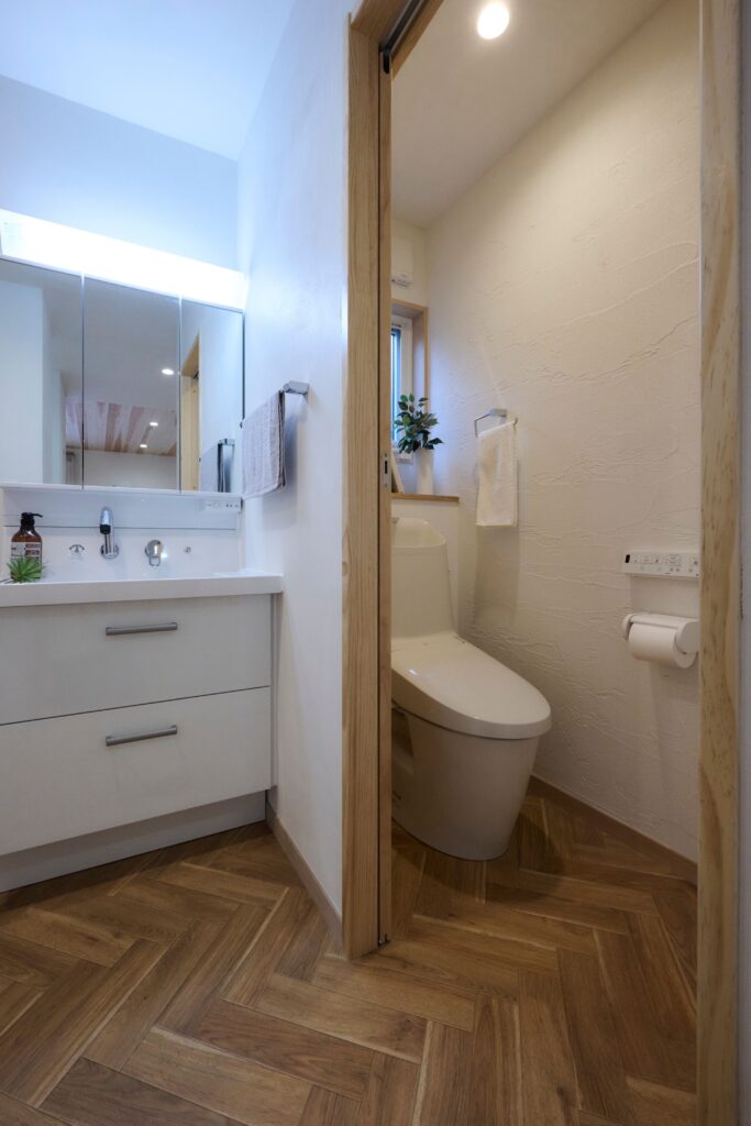 プライベート空間は漆喰の塗り方をアレンジ、あかりの陰影を愉しむ遊び心　