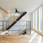 吹抜け階段が見えるオープンな2階洋室