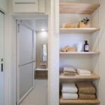 洗面室の造作可動棚も天然木