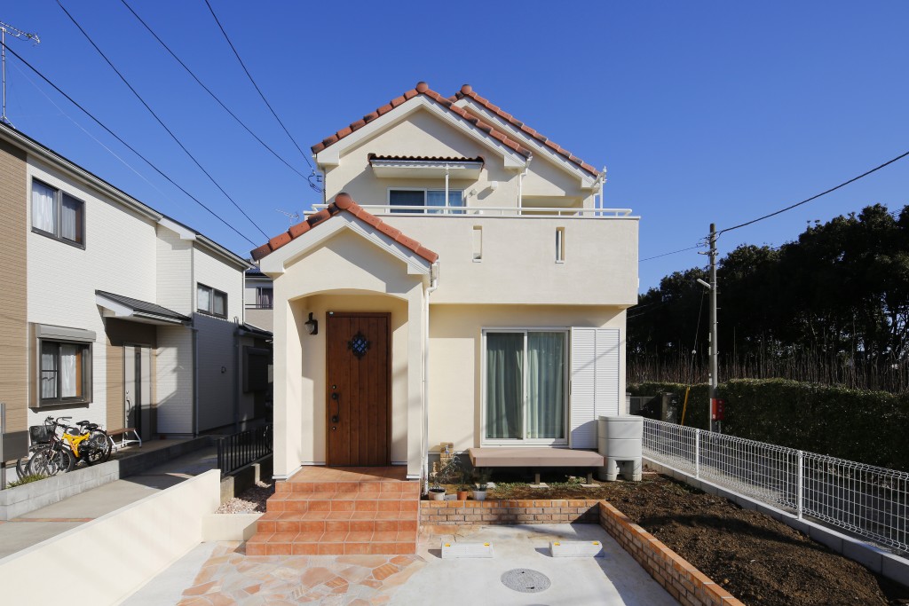 外観はプロヴァンス風で仕上げ、外構も石造りをデザインした仕上がりで、建物の雰囲気と合わせました。