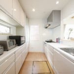 キッチンは対面型で梁には照明。垂れ壁(下がり壁)のアーチ形もポイント