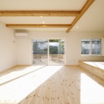 パインの無垢材の床。梁現しのリビング。リビングの先にはウッドデッキが広がります。
