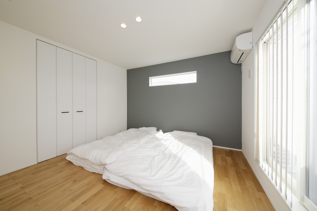 主寝室にも大窓＋小窓を配置することで、十分な採光を確保しています。また、壁の一面を落ち着いた色にしました。