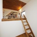 敷地高低差を活かしたロフト。寝室から行き来できるようになっています。本棚を置いて書斎にしたり、CDを置いて音楽を聴くスペースにしたり、ちょっとした秘密の空間に。