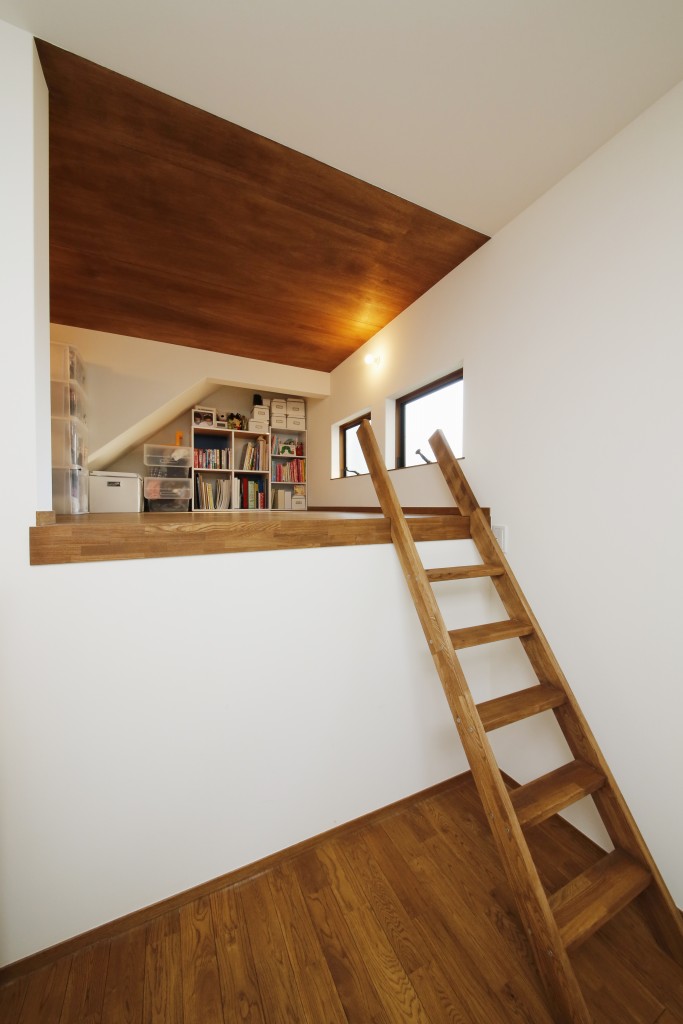 敷地高低差を活かしたロフト。寝室から行き来できるようになっています。本棚を置いて書斎にしたり、CDを置いて音楽を聴くスペースにしたり、ちょっとした秘密の空間に。<br />
