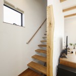 漆喰の壁と、目線が通る、開放的でおしゃれなスケルトン階段。