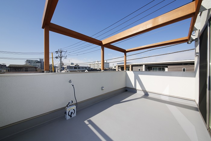 3階のバルコニーは夏には子供用プールを置いたり、お友達を呼んでバーベキューをしたり、家族の遊び場に大活躍！こんなバルコニーがあると、自慢できそうです。<br />
