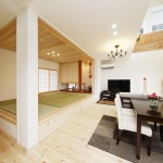 リビング内の和室小上がりの扉は全開すると、とても開放的な空間になります。また、和室の窓からも桜を見られる設計です。
