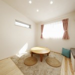 杉の床に漆喰の壁と天井です。また天井は勾配天井で空間を広く感じられる工夫をしております。