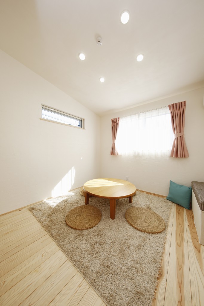 杉の床に漆喰の壁と天井です。また天井は勾配天井で空間を広く感じられる工夫をしております。<br />
