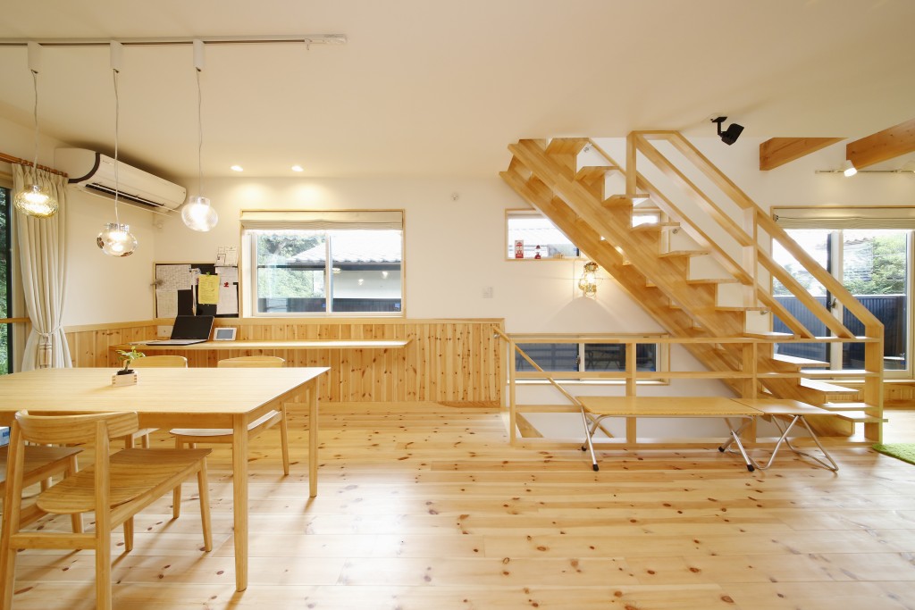 キッチンからダイニングを見た景色