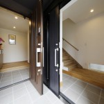 親世帯・子世帯別々の玄関ドア。1階が親世帯。玄関入ってすぐの階段を上がれば子世帯です。
