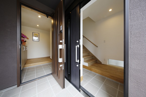 親世帯・子世帯別々の玄関ドア。1階が親世帯。玄関入ってすぐの階段を上がれば子世帯です。<br />
