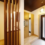 式台つきの広い玄関。手洗いへの視線を遮る為に格子を設置。