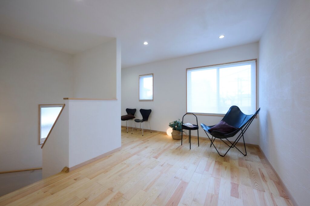 ２階ホール　時にはクッションを抱えて木の床にゴロゴロが心地良い　