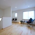 2階ホール 時にはクッションを抱えて木の床にゴロゴロが心地良い