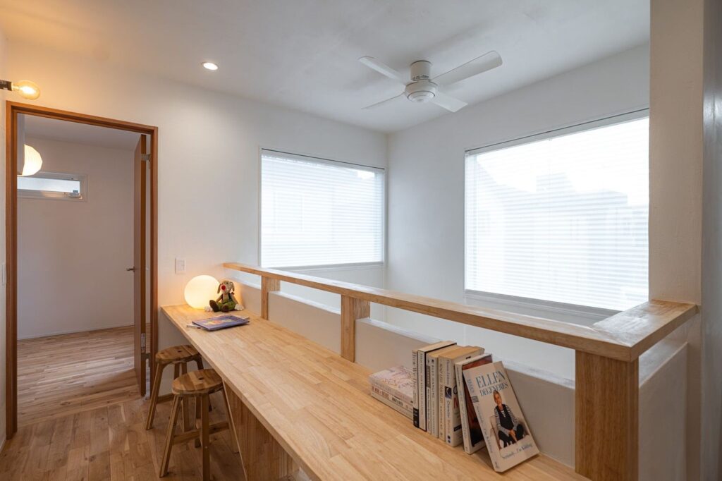 主寝室と子供部屋を結ぶホールに鎮座するスタディコーナー　吹き抜けを介して１階とのコミュニケーションも楽しく <br />
