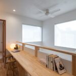 主寝室と子供部屋を結ぶホールに鎮座するスタディコーナー　吹き抜けを介して１階とのコミュニケーションも楽しく 
