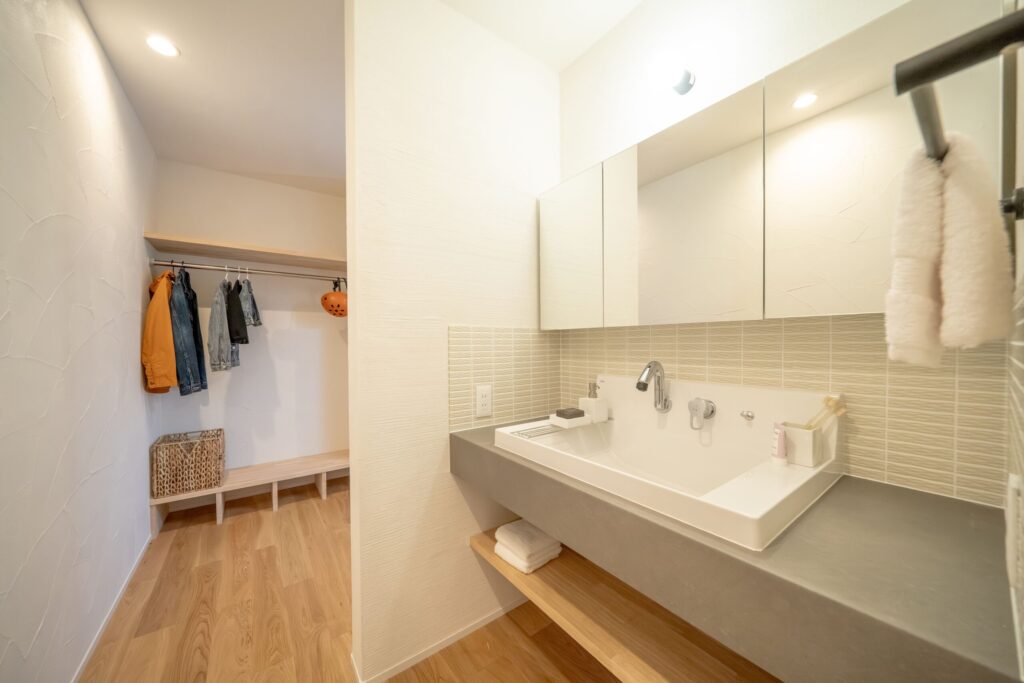 リビングへと向かう動線に配置した造作洗面台は、日々の暮らしを便利に