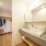 リビングへと向かう動線に配置した造作洗面台は、日々の暮らしを便利に