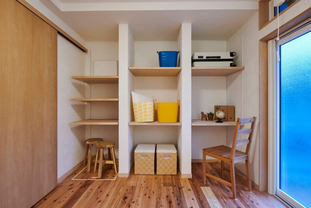 可動棚の大きな収納は、用途もさまざまに<br />
