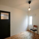 ドアがアクセントの1階洋室