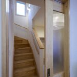 壁は漆喰、床・室内建具・階段、全て天然木のこだわり