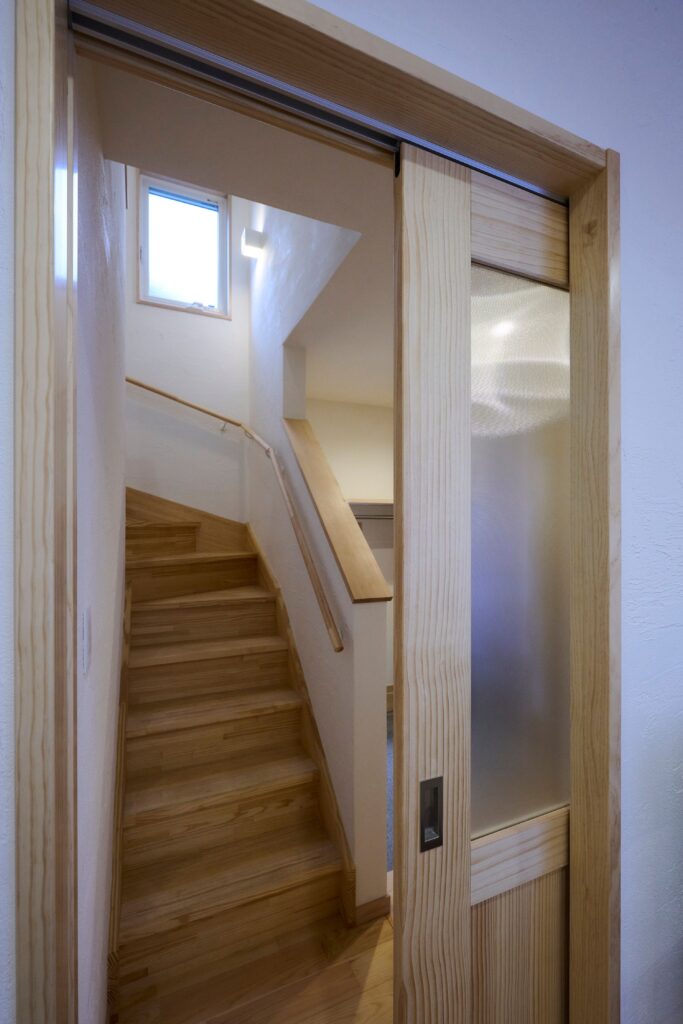 壁は漆喰、床・室内建具・階段、全て天然木のこだわり　