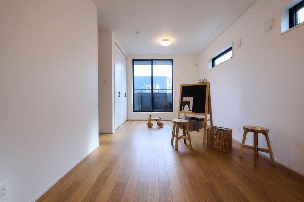 大きなクローゼットを２つ持つ子供部屋　将来は二つの部屋に