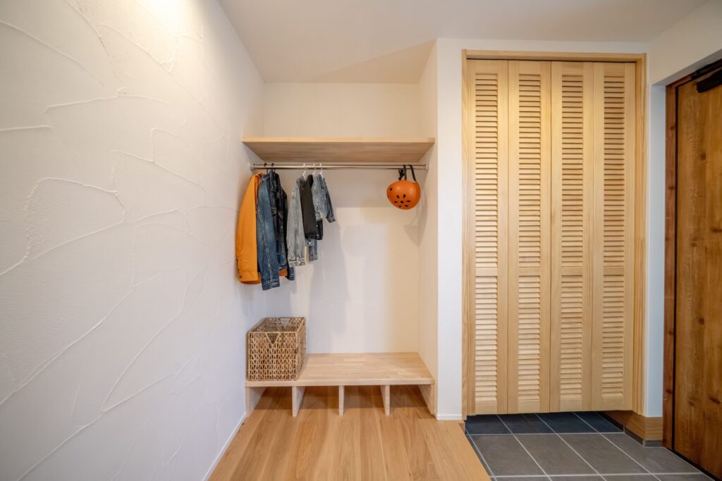 玄関ホールの手作りのクローゼットと、風の通る玄関収納
