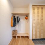 玄関ホールの手作りのクローゼットと、風の通る玄関収納
