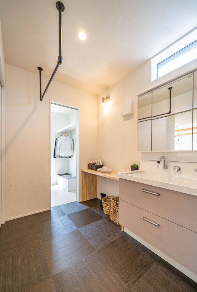 洗う、干す、たたむ、しまう　流れるような家事動線のランドリールーム