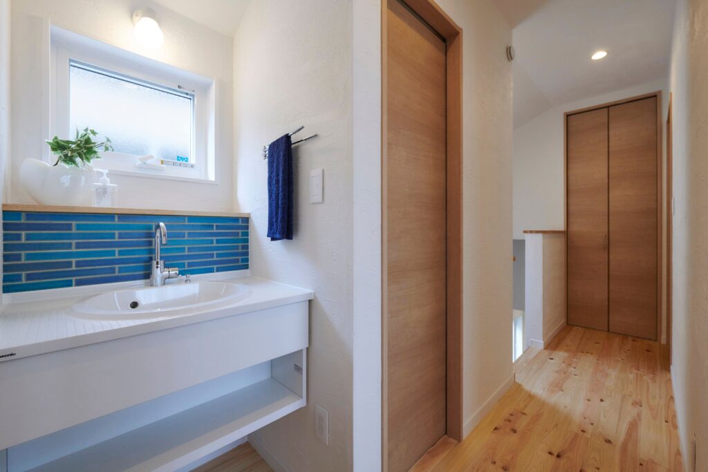 ２階廊下に設けた洗面台は、タイルの蒼色が魅力的<br />
