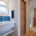 2階廊下に設けた洗面台は、タイルの蒼色が魅力的