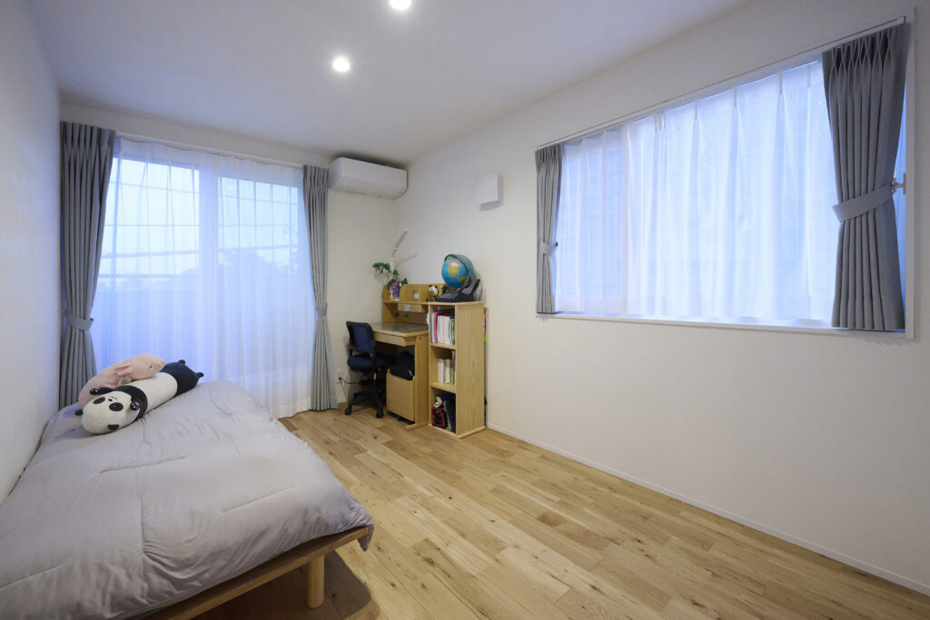 漆喰壁と天然木の床は、お子様のお部屋をいつも快適に保ちます