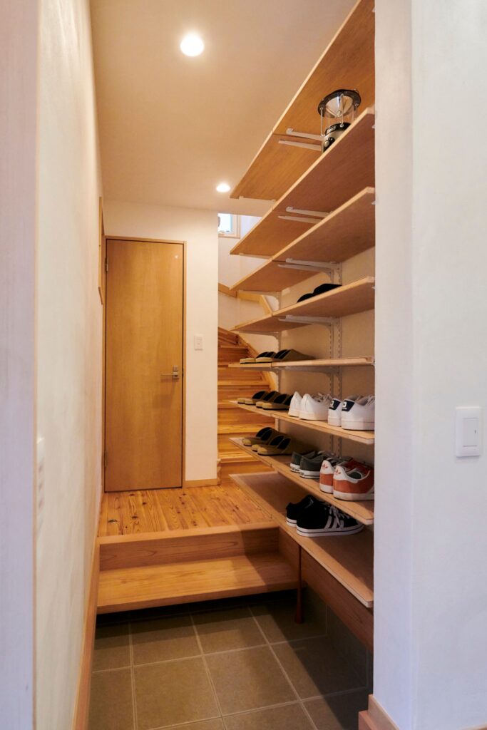 玄関に計画したオープン棚<br />
