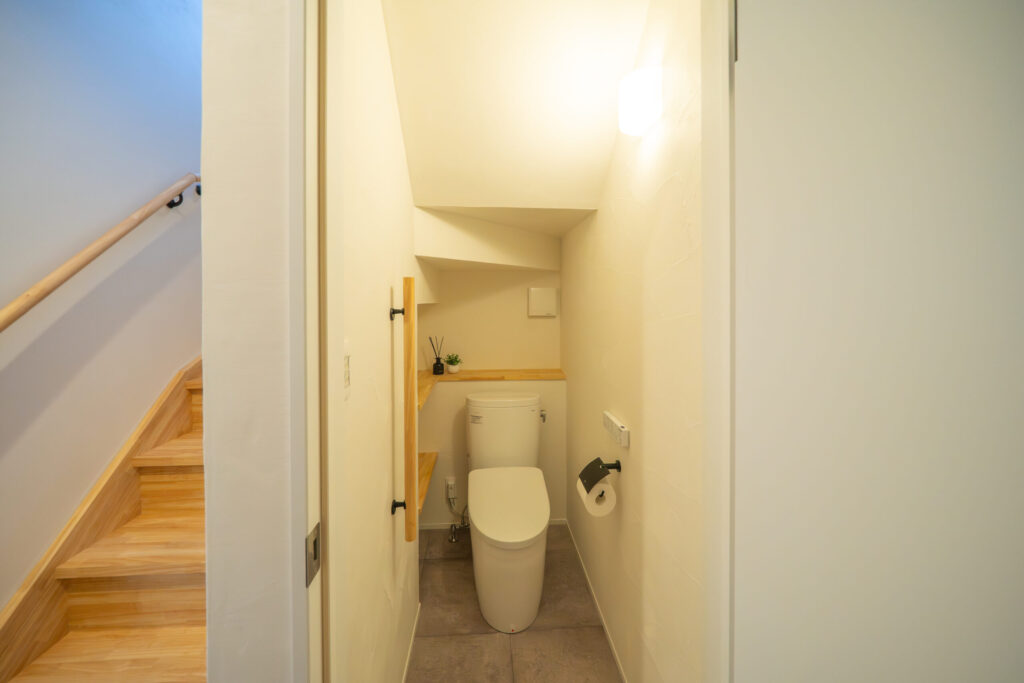 階段下の空間を活かした手摺付きトイレ　ご家族の優しい想い