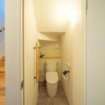 階段下の空間を活かした手摺付きトイレ ご家族の優しい想い