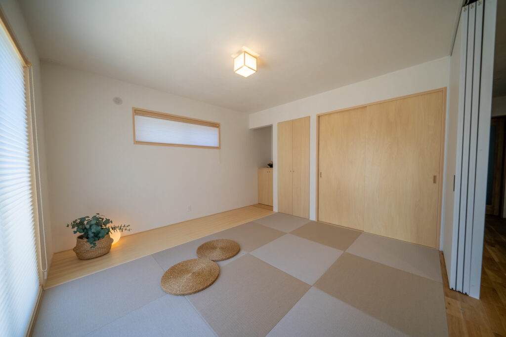 桧板の奥行きが上品なリビングと繋がる和室