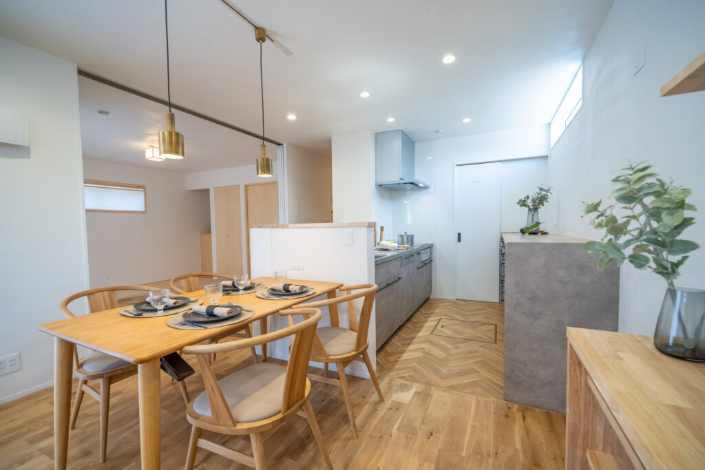 お客様が選ばれた真鍮のペンダントが、ご家族の団欒をあたたかく照らします