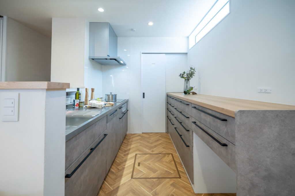 機能美あふれるキッチン　その先はランドリールームへと繋がる回遊動線に　