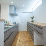 機能美あふれるキッチン その先はランドリールームへと繋がる回遊動線に