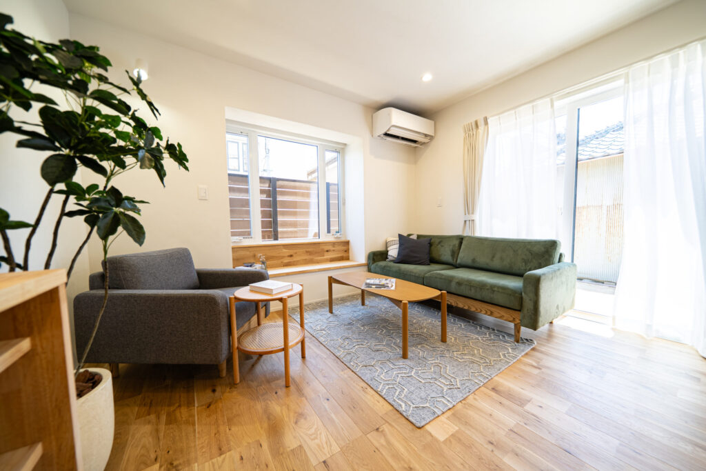 漆喰壁と無垢床が織りなす優しさに包まれた室内　窓際のベンチで寛ぎの時間を