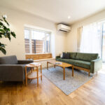 漆喰壁と無垢床が織りなす優しさに包まれた室内 窓際のベンチで寛ぎの時間を