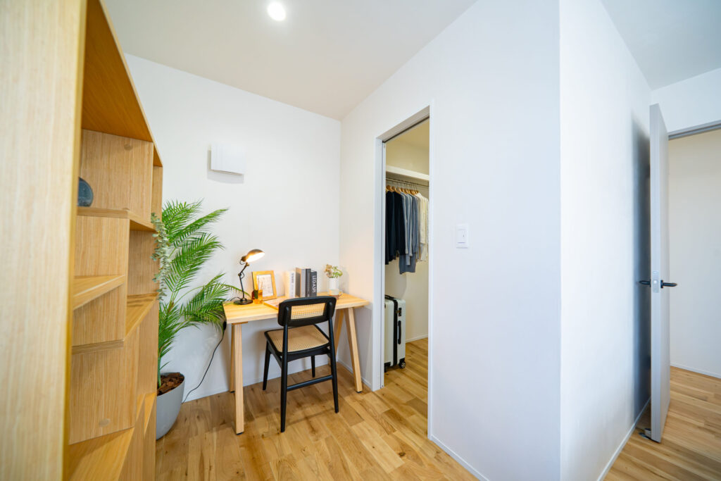 主寝室奥には廊下側からも出入りできるウォークスルークローゼットを