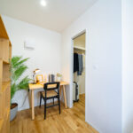 主寝室奥には廊下側からも出入りできるウォークスルークローゼットを